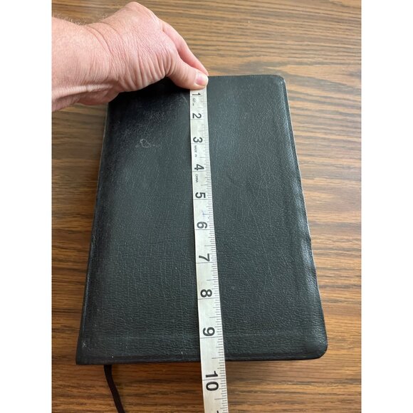 The Maxwell Leadership black bonded leather King James Version Bible - Picture 8 of 8